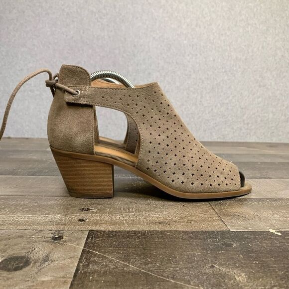 Lucky Brand Bracy Cut Out Sandals Chunky Heels womens 9M beige - Picture 1 of 11